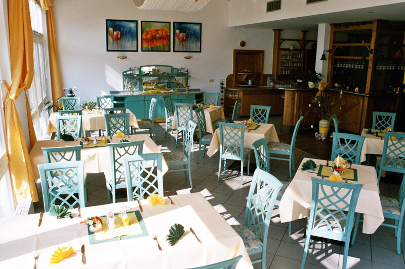 Restaurant mit gedeckten Tischen