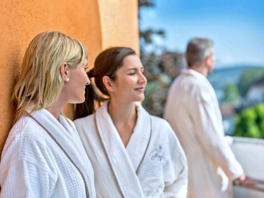 Frauen in Bademantel