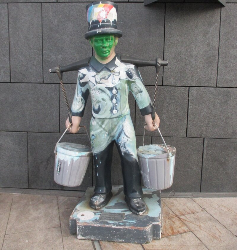 Statue, die Hans Hummel mit zwei Eimern darstellt