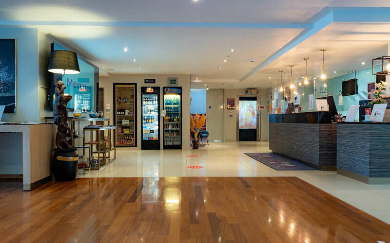 Lobby und Rezeption mit Getränke-Automaten