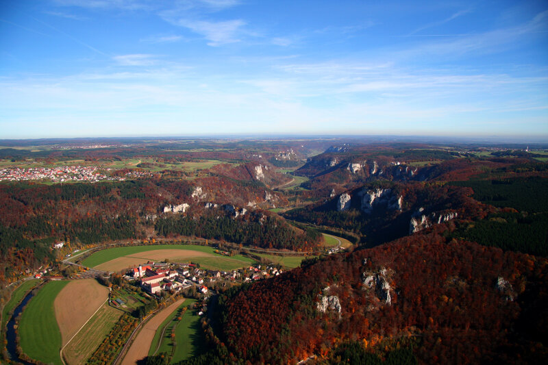 Blick über das Donautal mit Kloster Beuron