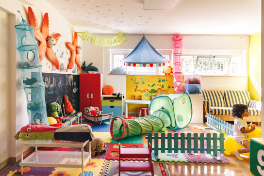 Spielzimmer für Kinder in bunten Farben