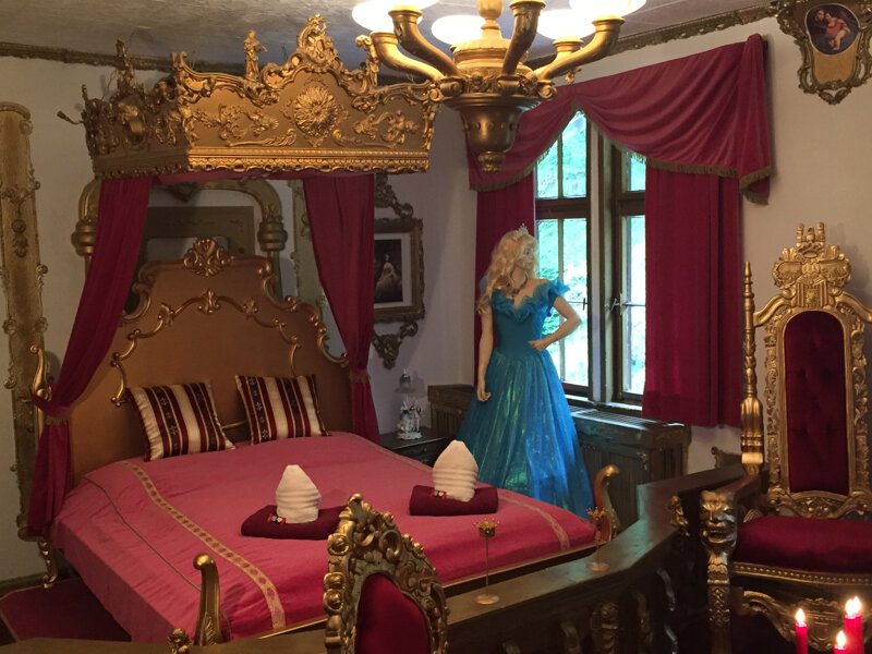 Königsgemach mit Kostüm