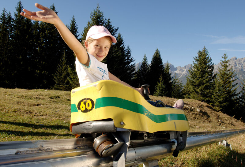Kind auf der Sommerrodelbahn