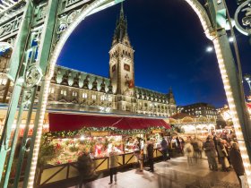 Historischer Weihnachtsmarkt auf dem Rathausplatz©www.mediaserver.hamburg.de, Foto Jörg Modrow