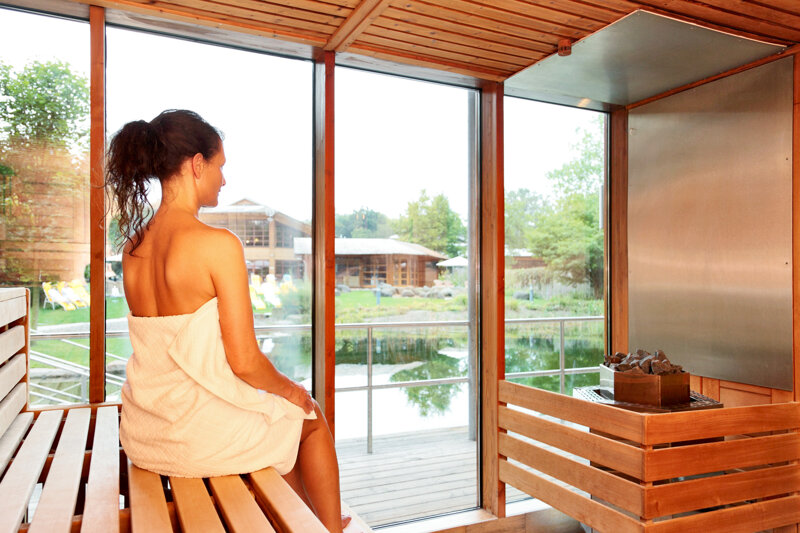 Frau in der Sauna mit Fenstern