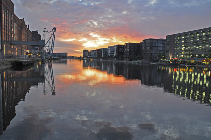 Duisburg Innenhafen bei Abendstimmung – Kulturstadt im Ruhrgebiet