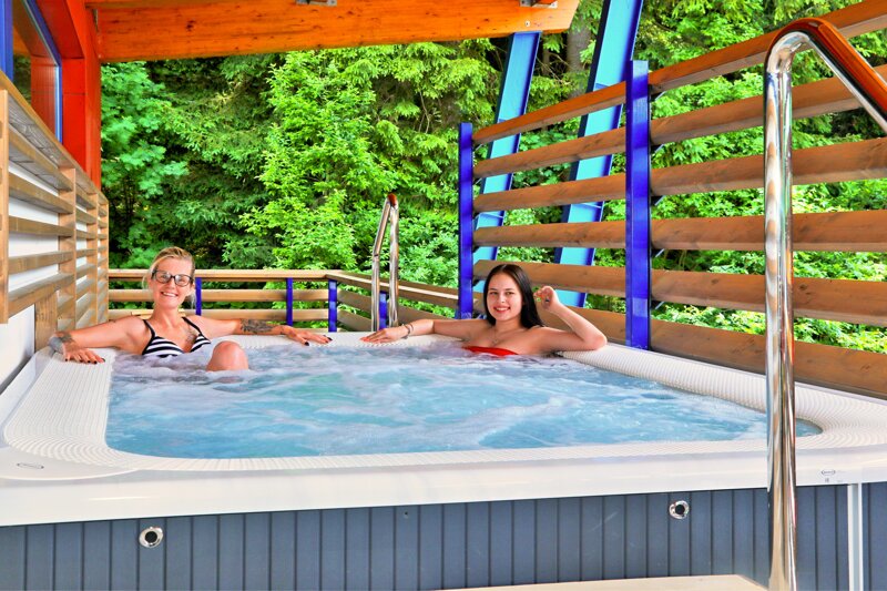 Frauen im Outdoor-Whirlpool