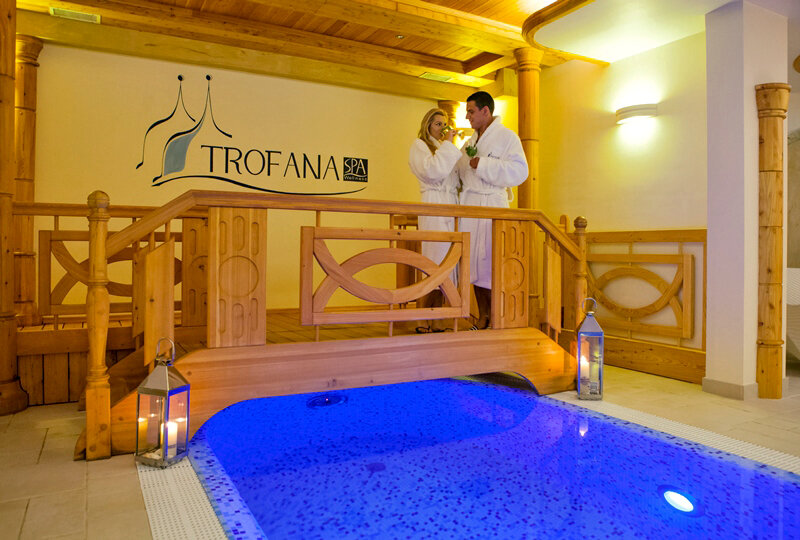Innenpool mit Brücke im Hotel Trofana sun & sea