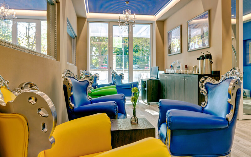 Lobby mit gelber und blauer Bestuhlung