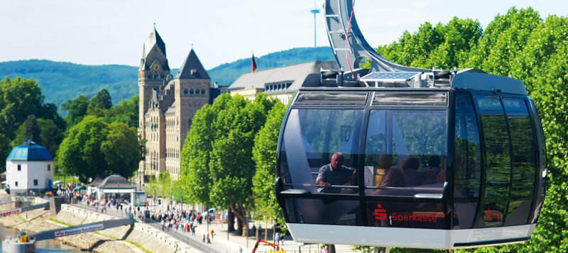 Blick auf Pegelhaus, Kran und Rheinpromenade