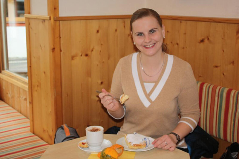 Lisa Carmiggelt isst einen Topfenstrudel in Österreich