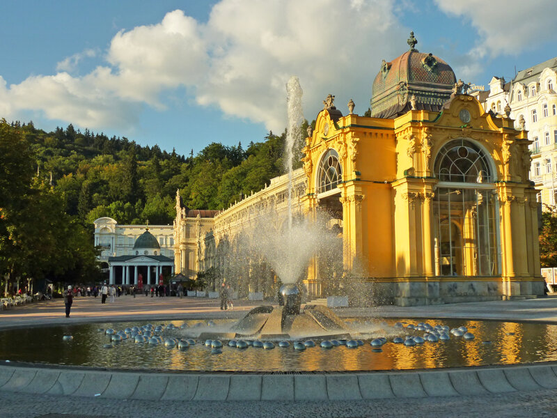 Singende Fontäne Marienbad – Wassershow vor der Hauptkolonnade