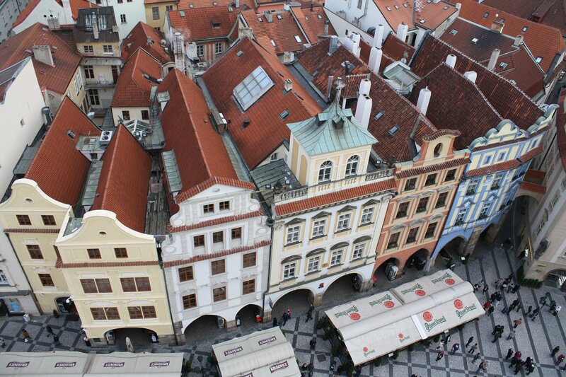 Der Altstädter Ring in Prag – Rathaus und Týnkirche