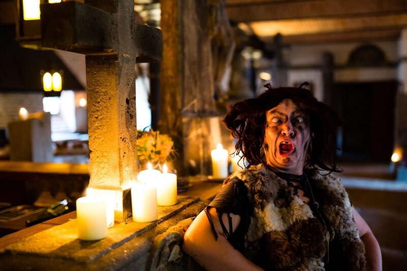Hexen-Show in der Mittelalterlichen Schenke von Dětenice