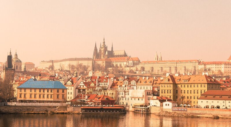 Moldau-Panorama in Prag mit Altstadt und historischen Brücken – Sommerurlaub Tschechien