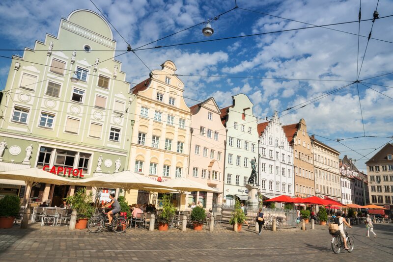 Maximilianstraße und Merkurbrunnen – Renaissance-Brunnen in Augsburgs Altstadt