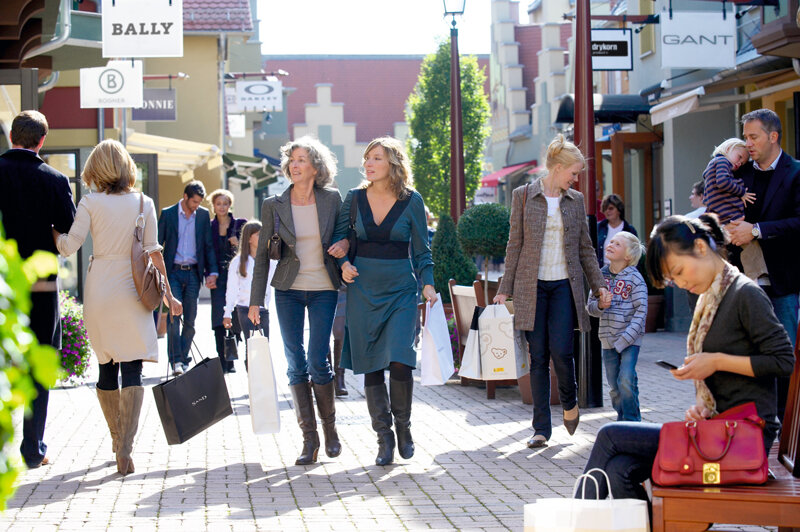 Menschen beim Einkaufen im Ingolsradt Village