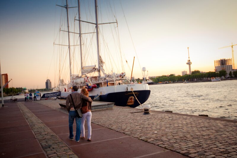 Pärchen am Wilhelminapier zum Sonnenuntergang