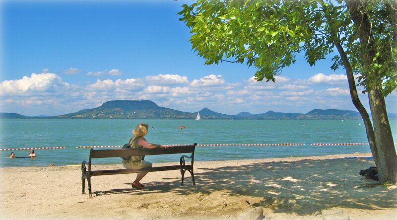 Balaton Frau auf Bank ohne c pixabay