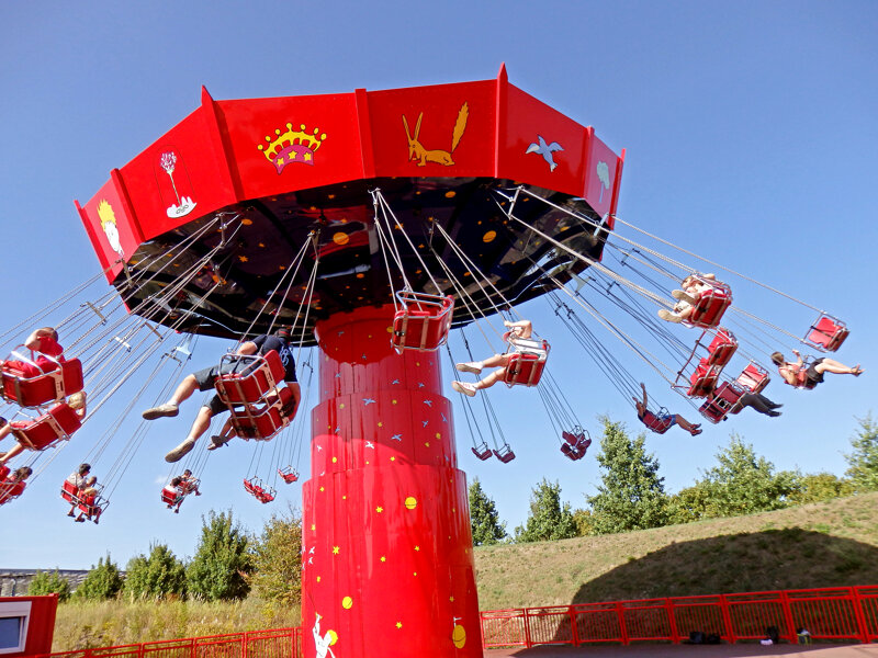 Karussell im Parc du Petit Prince mit bunten Stühlen
