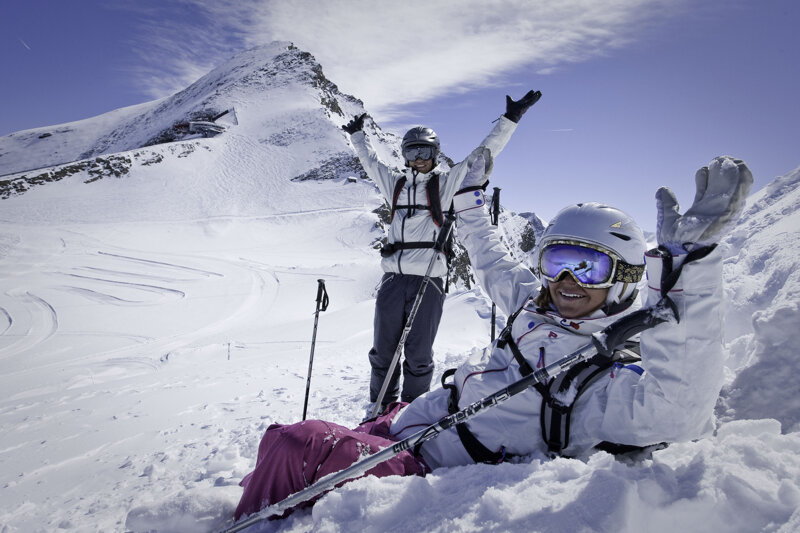 Skifahrerpaar im Winterparadies Zell am See