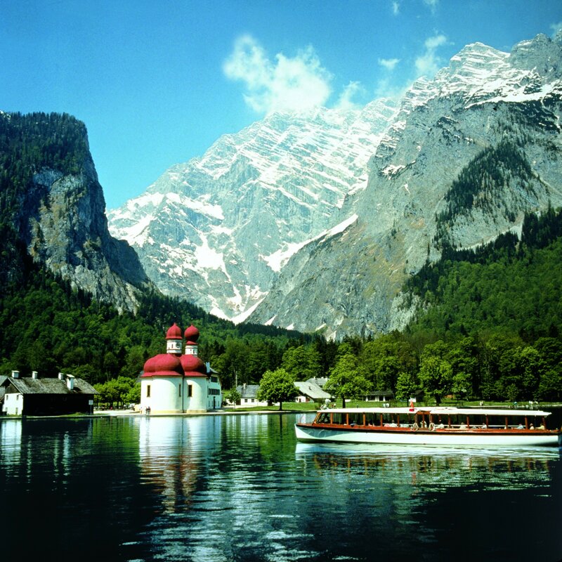 Königssee mit Kirche St. Bartholomä im Sommer – Berchtesgadener Land