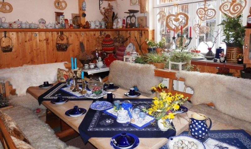 Blick auf den gedeckten Tisch