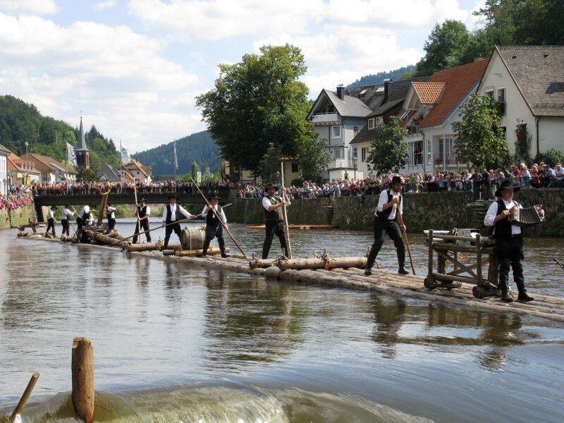 Fluß Flößer Baumstämme auf Wasser