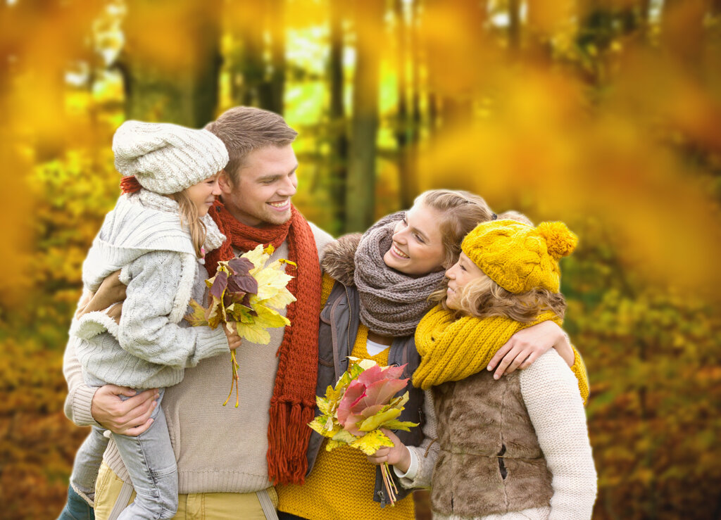 Familie im herbstlichen Wald