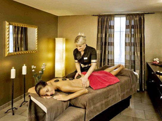 Frau bei der Massage