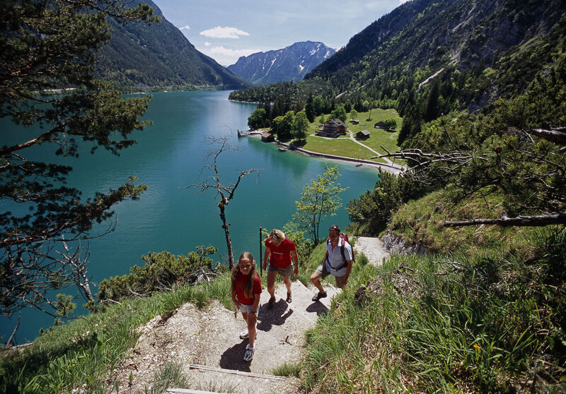 Wanderer am Achensee in Tirol