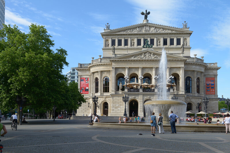 Abendstimmung vor der Alten Oper Frankfurt am Opernplatz