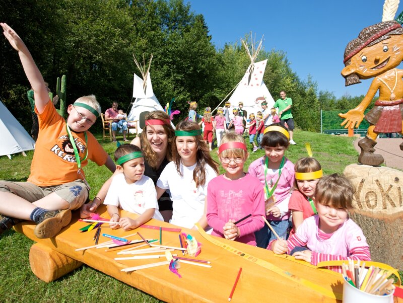 viele Kinder in Verkleidung beim Bogenschießen