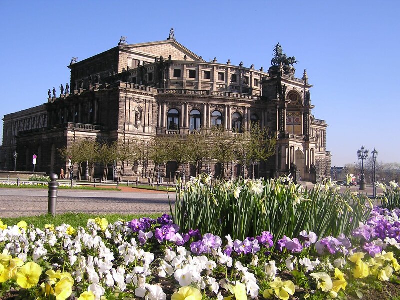 Semperoper in Dresden im Frühling