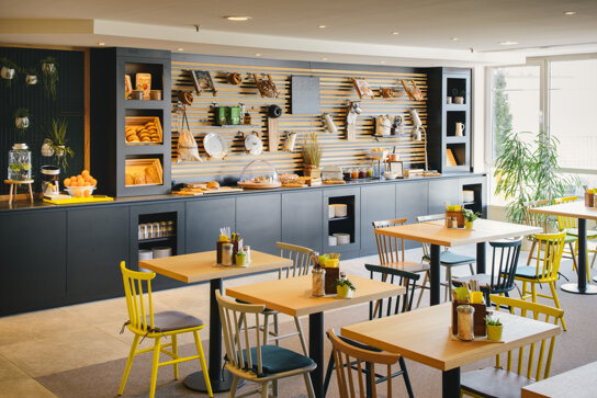 Frühstücksraum mit gelben Stühlen