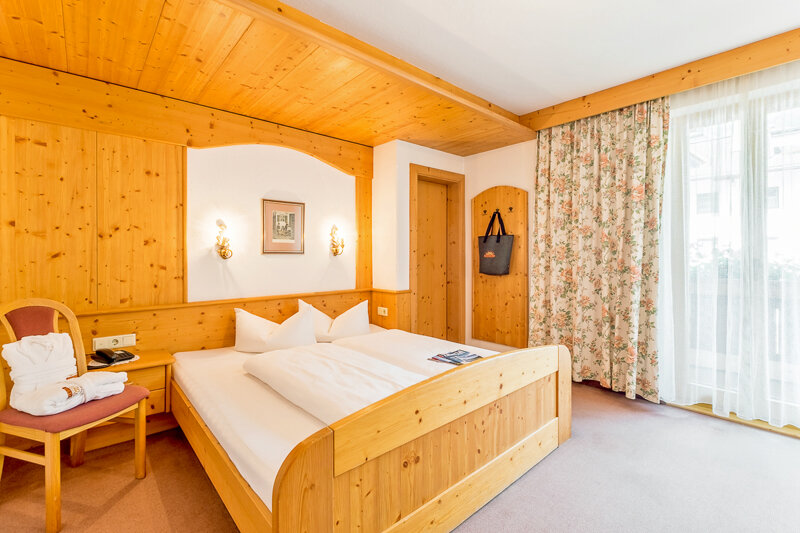 Doppelzimmer mit Holzvertäfelung