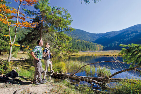 Naturpark Oberer Bayerischer Wald, Wanderer am Kleinen Arbersee©Stefan Gruber, Landratsamt Cham