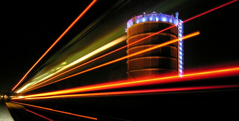 Angestrahlter Gasometer bei Nacht 