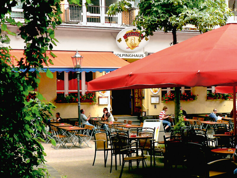 Außenbestuhlung mit Sonnenschirmen