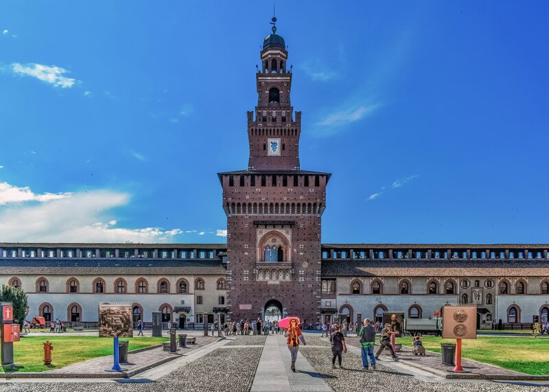 Castello Sforzesco mit Springbrunnen in Mailand