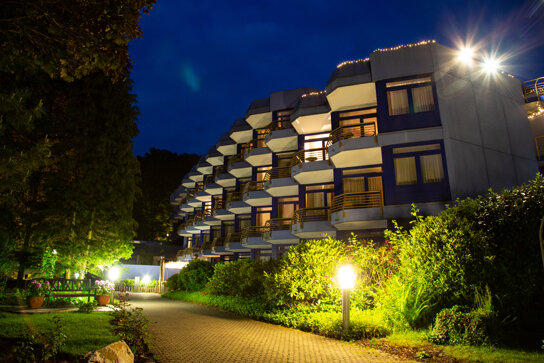 Fini-Resort Badenweiler von außen bei Nacht
