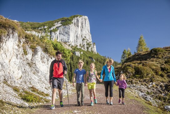 Wandern Familie Steinplatte Waidring c Kitzbüheler Alpen Marketing GmbH Defrancesco