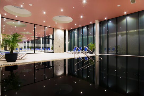 Pool mit schwarzem Thermalwasser