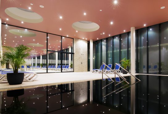 Pool schwarzes Termalwasser