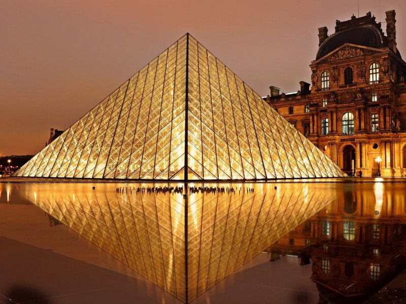 Glaspyramide beleuchtet vor dem Louvre