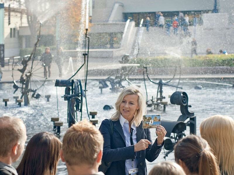 Führung vor dem Tinguely Brunnen