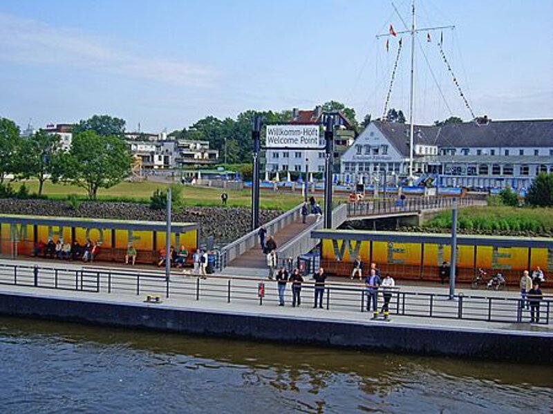 Willkomm-Höft Schulau – Gebäude und Flaggenmast