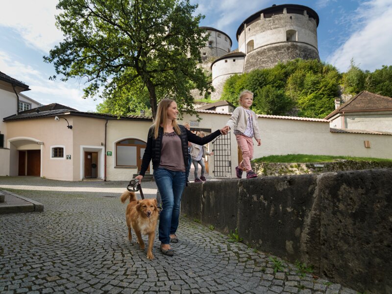 Mutter und Kind auf dem Festungsgelände