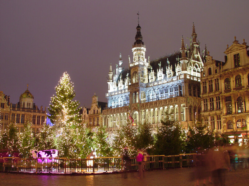 Rathaus am Grand Place in Brüssel mit Weihnachtsbaum